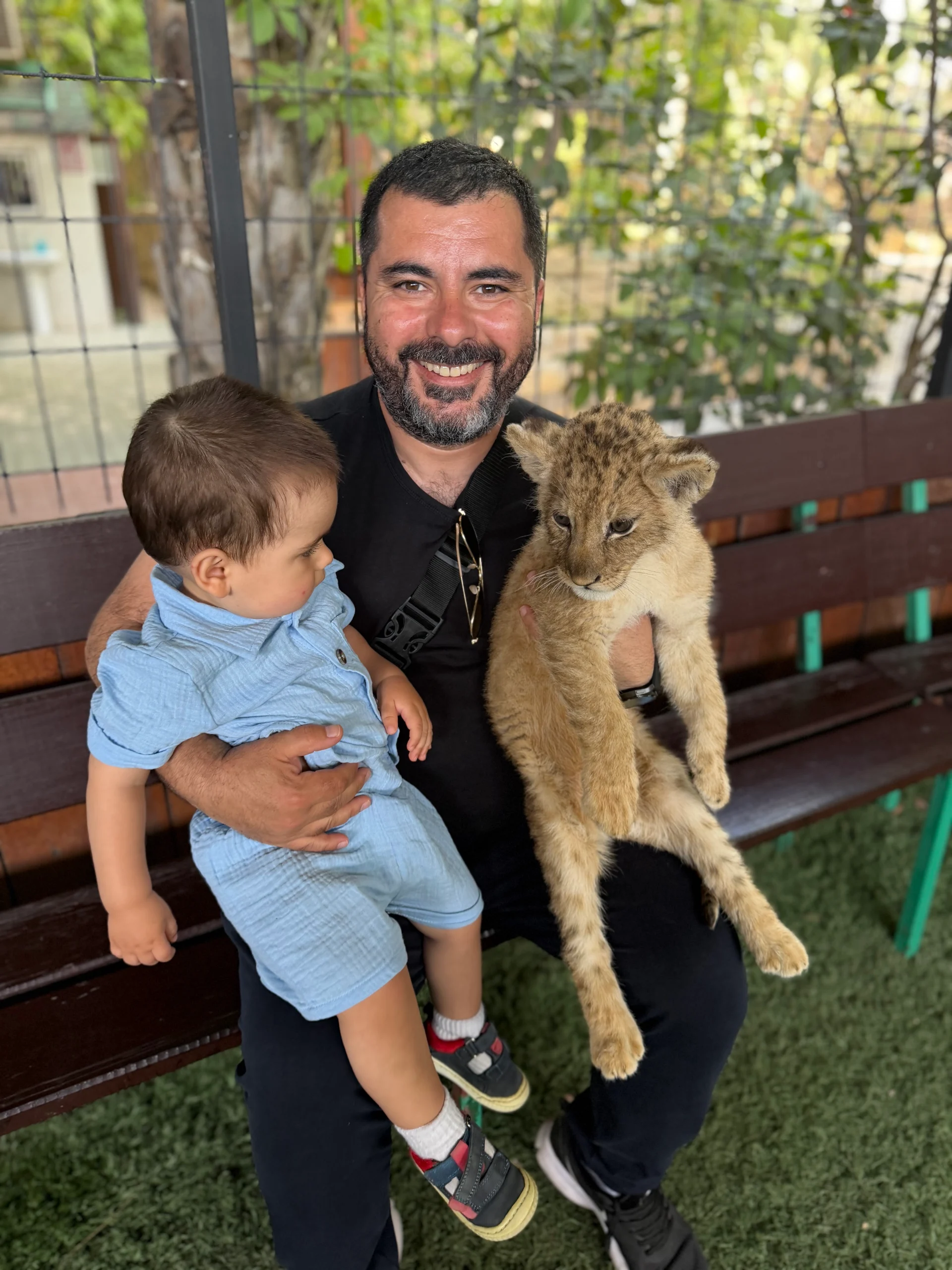 Vater und Kind bei einem Löwenbaby-Erlebnis